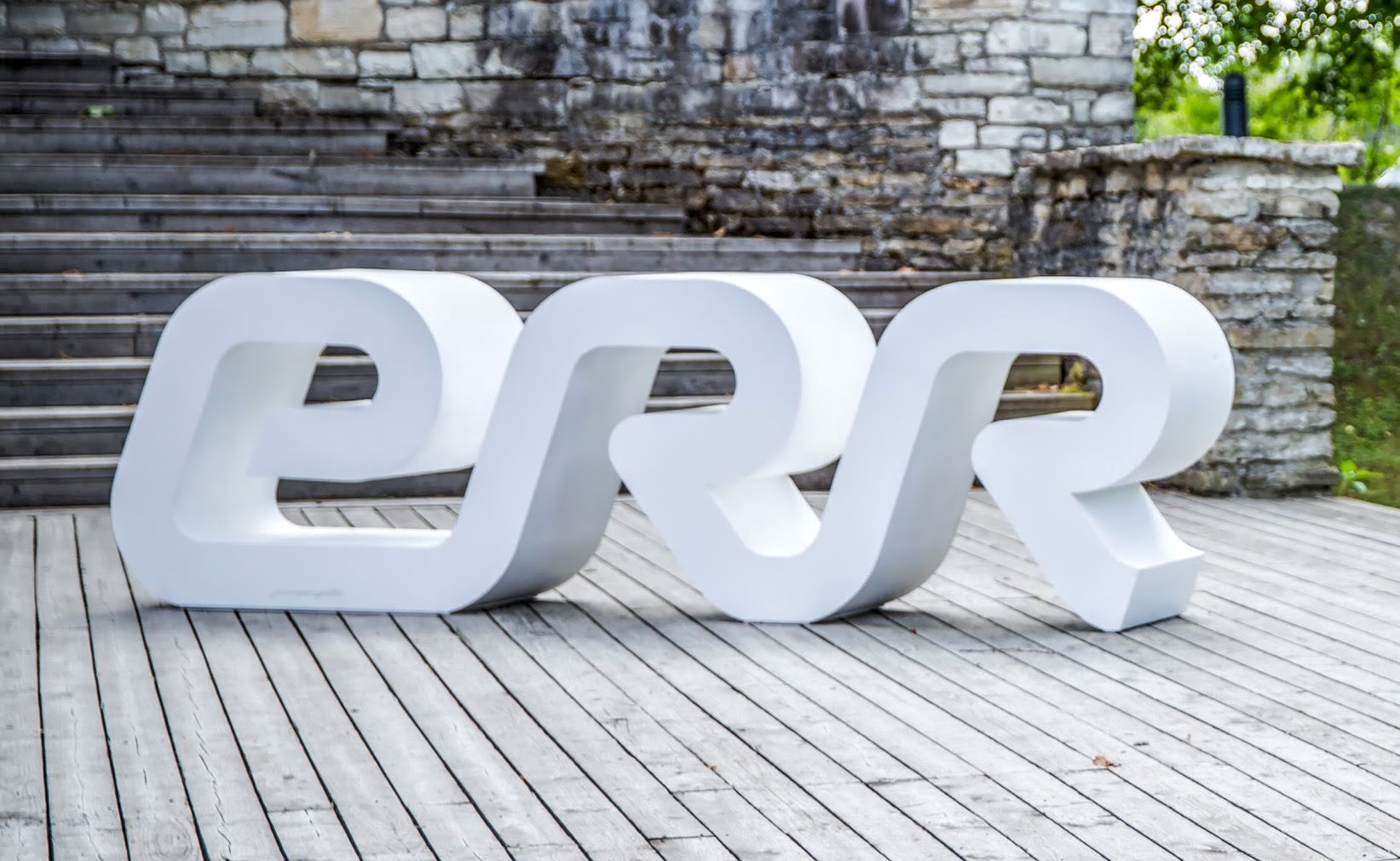 ERR ruumiline logo seinal