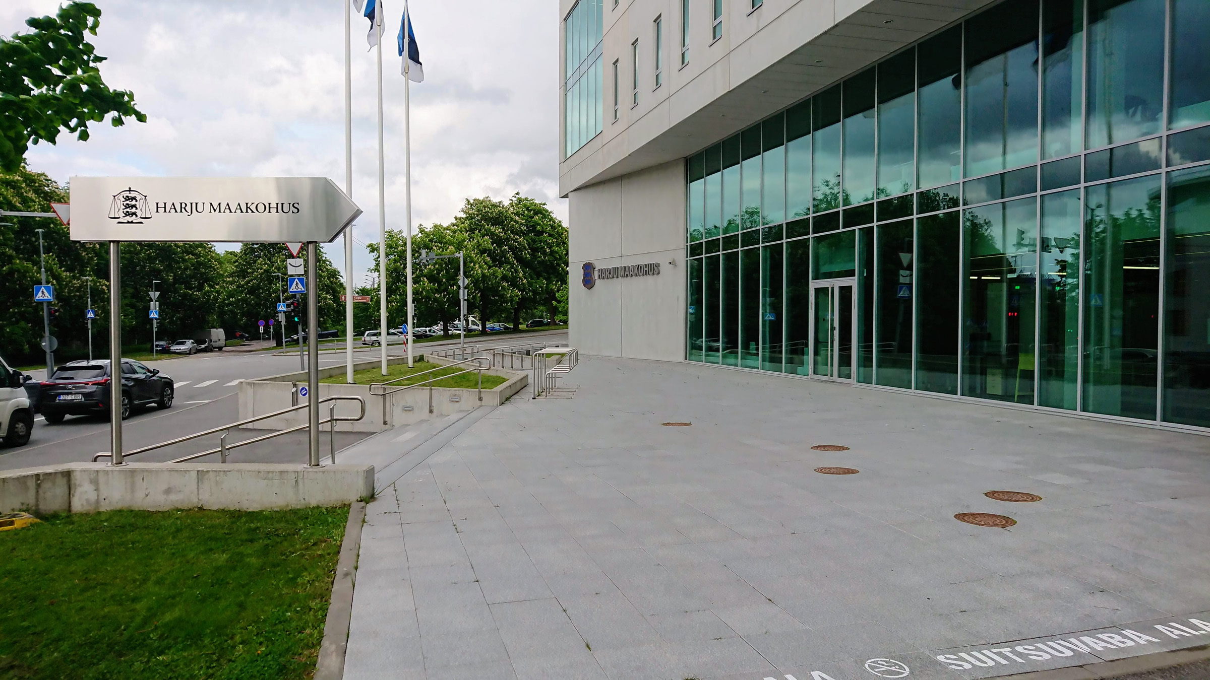 Harju Maakohtu välisviit hoone fassaadil