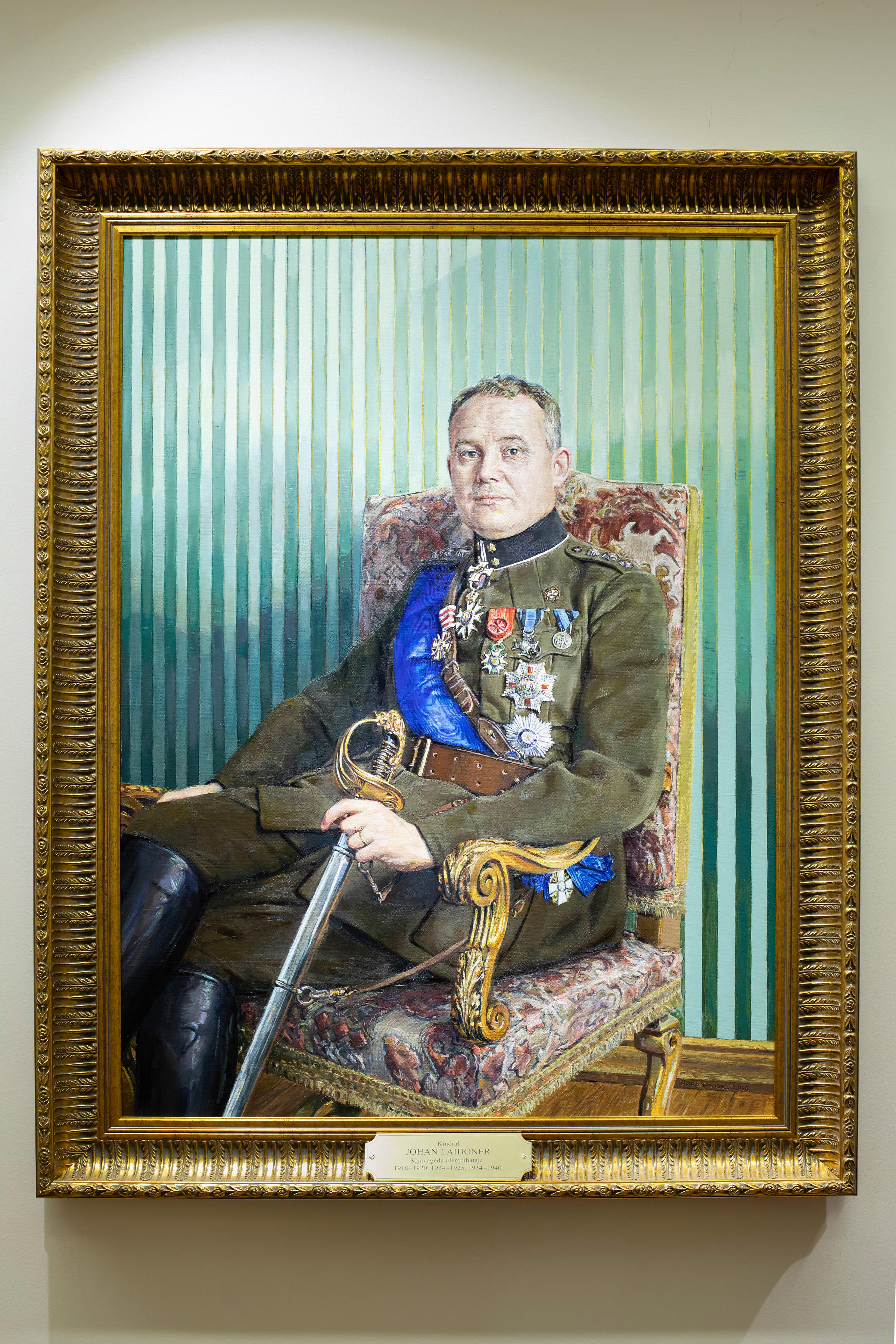 Kaitseväe juhatajate portreegalerii nimeplaadid