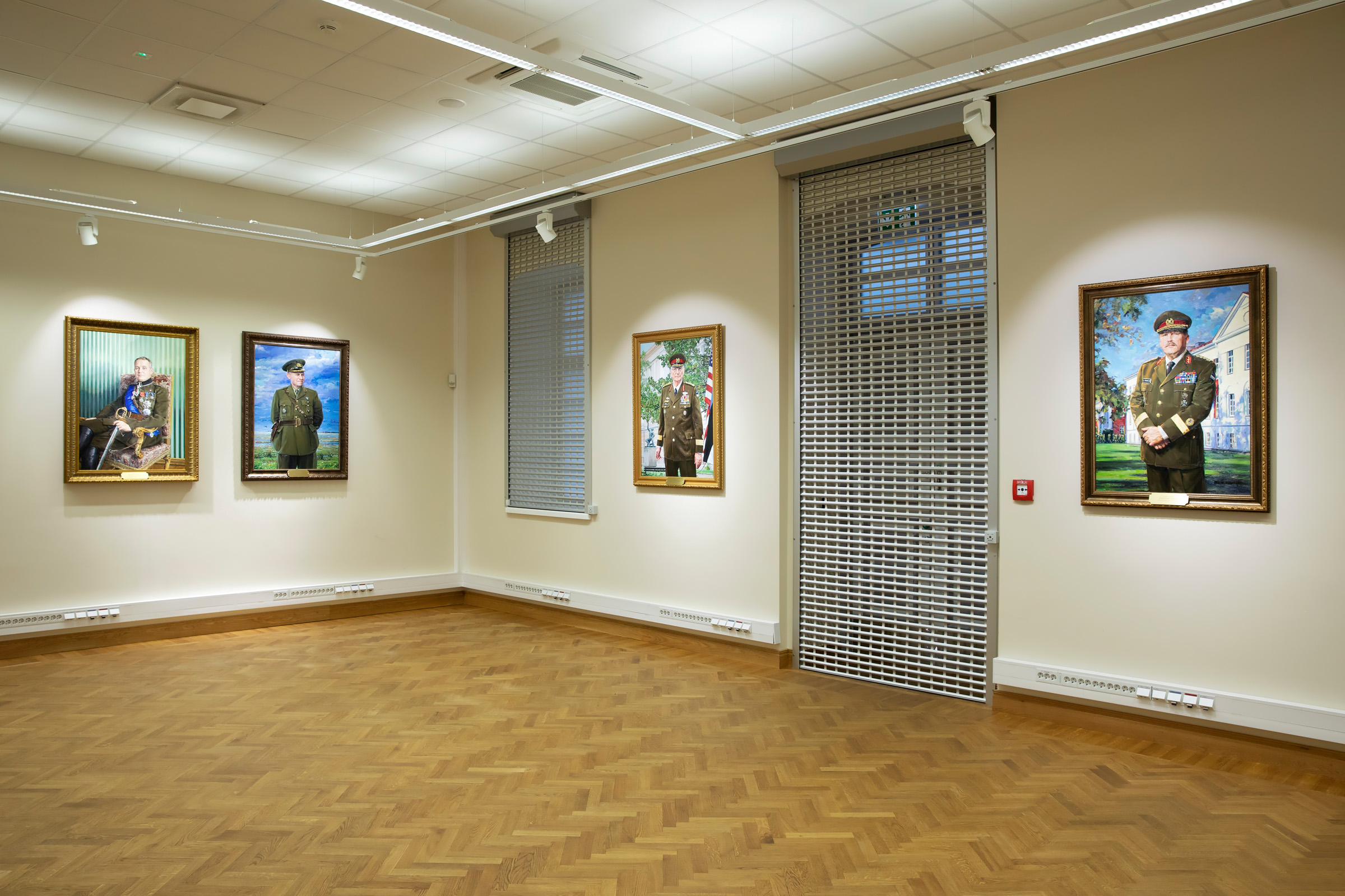 Kaitseväe juhatajate portreegalerii nimeplaadid